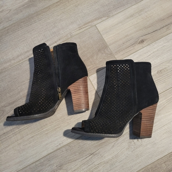 Lucky Brand Shoes - LUCKY BRAND Blacl Leather Perforated open toe bootie